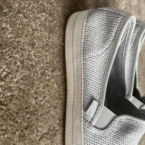 Womens UGG 7.5 Gray slip on shoes New - Picture 5 of 7